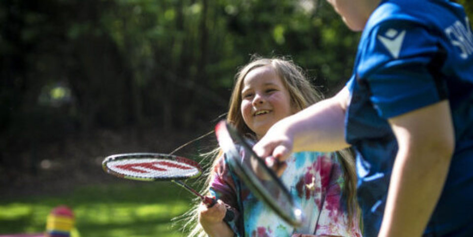 spelende kinderen met badmintonracket in park